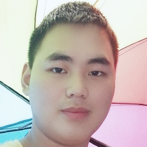健壮傻傻的巨人的照片