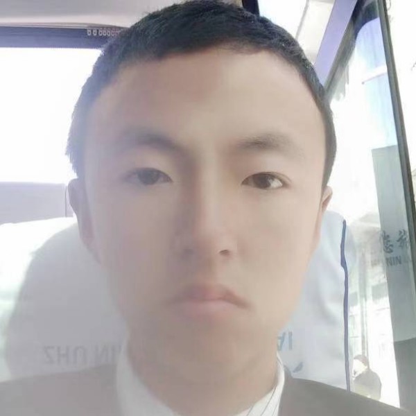 故意挽手树叶的照片