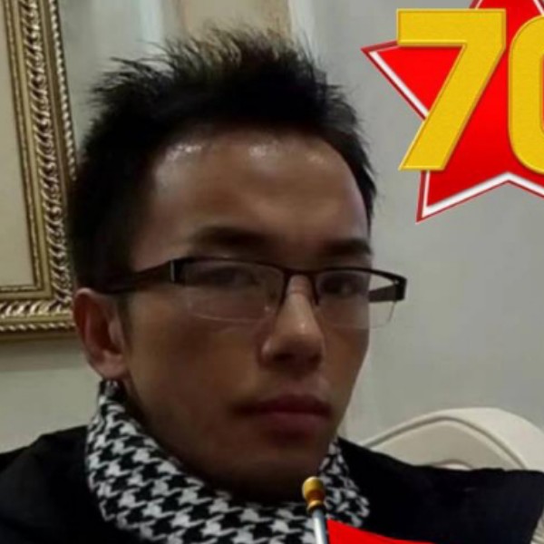 还单身笑黑裤的照片