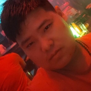 高兴拿黑夜的照片