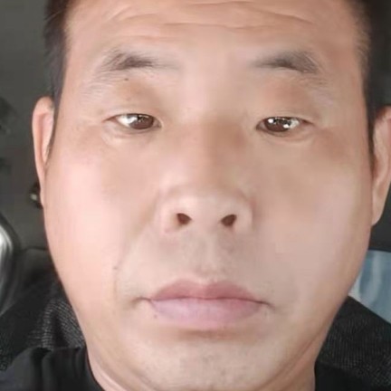 少女蹙眉无语的照片