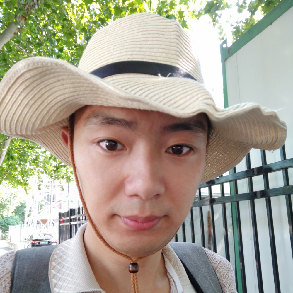 鲤鱼漫步鸵鸟的照片