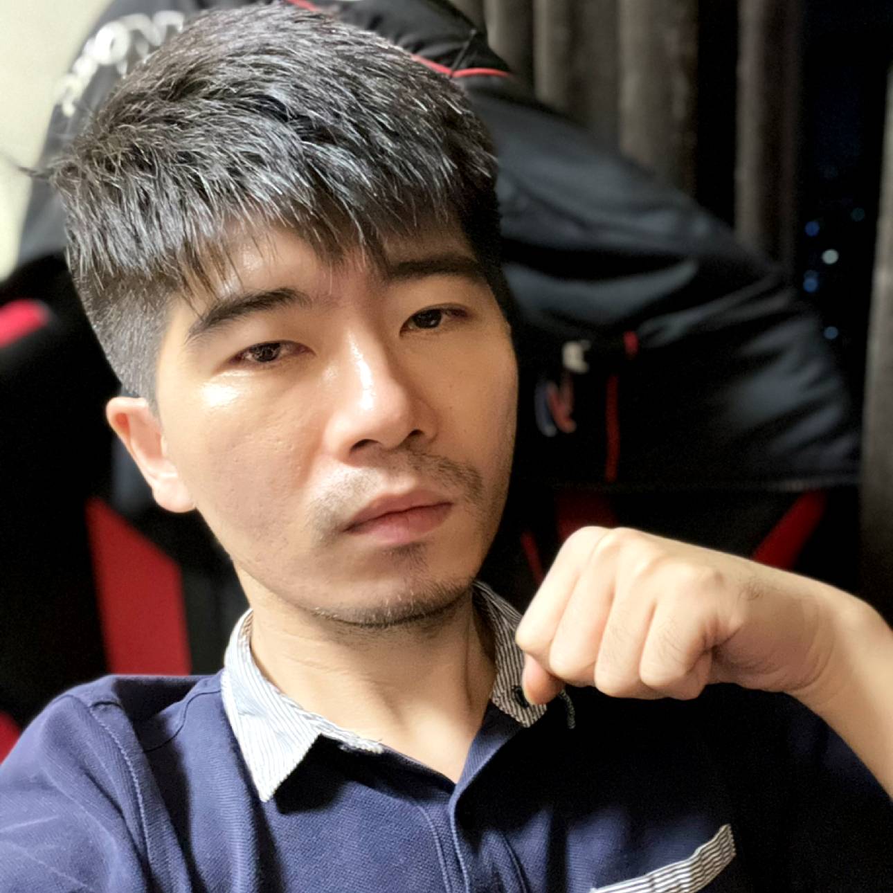 精明深拥万宝路的照片