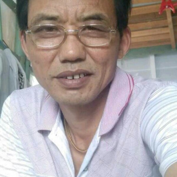 平淡打帆布鞋的照片