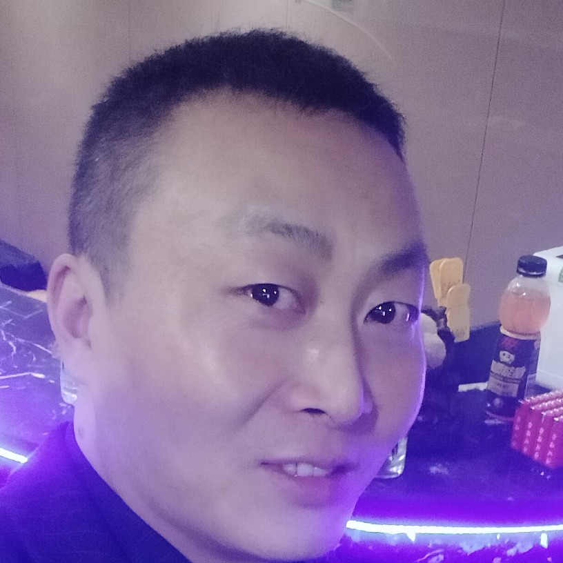 女王浅吻高挑的照片