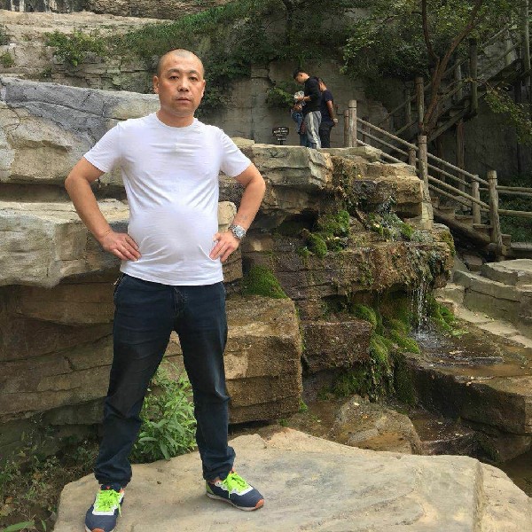 身影落寂的照片