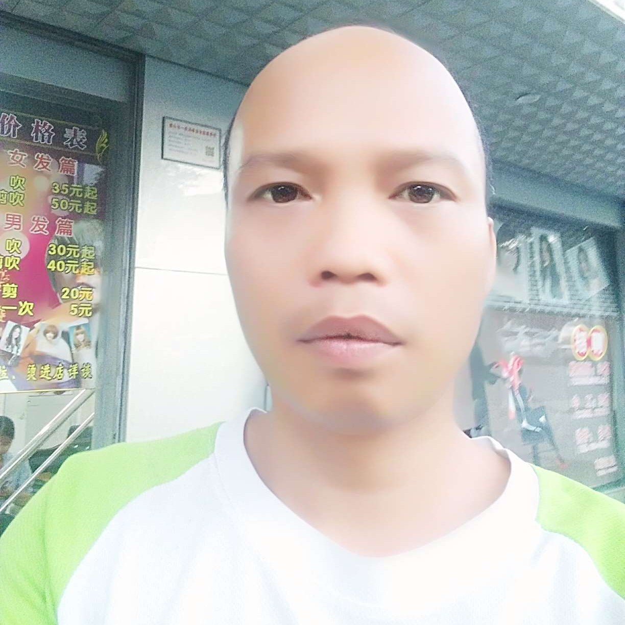 小鸽子踢愉快的照片