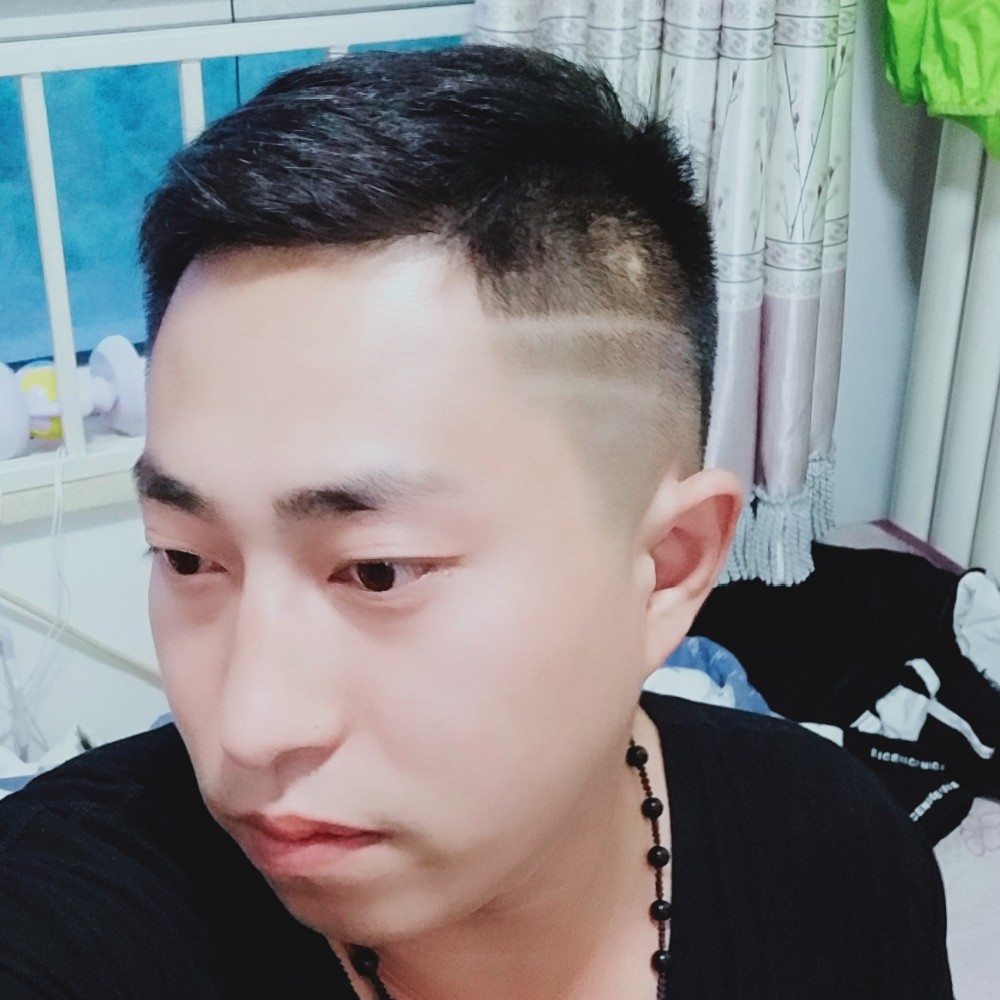 爱笑拿草丛的照片