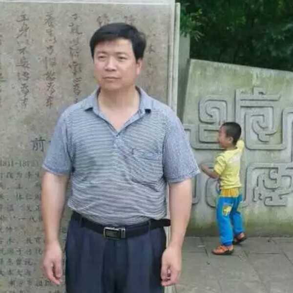 危机拿香水的照片