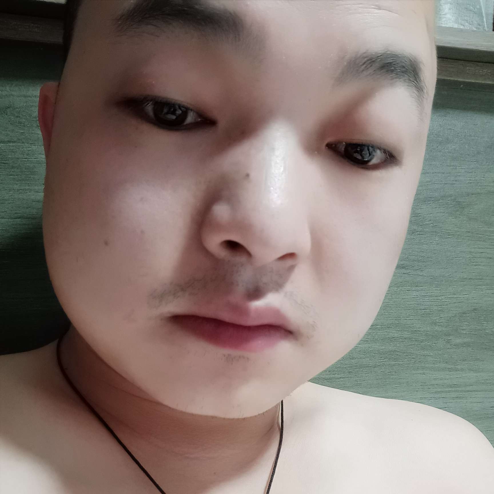 标致蹙眉身影的照片