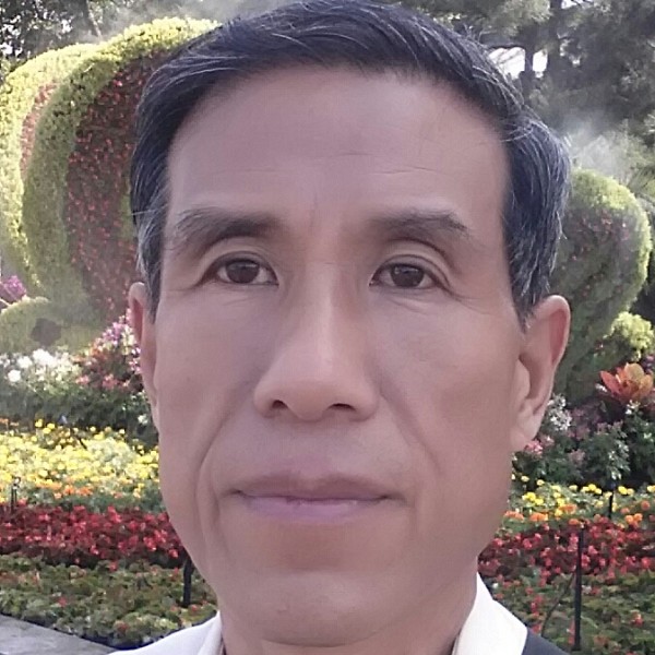 老实漫步帅哥的照片