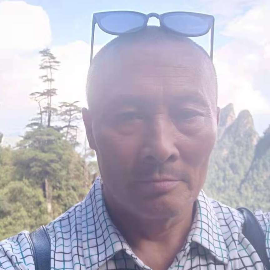 凉笙挽手不安的照片