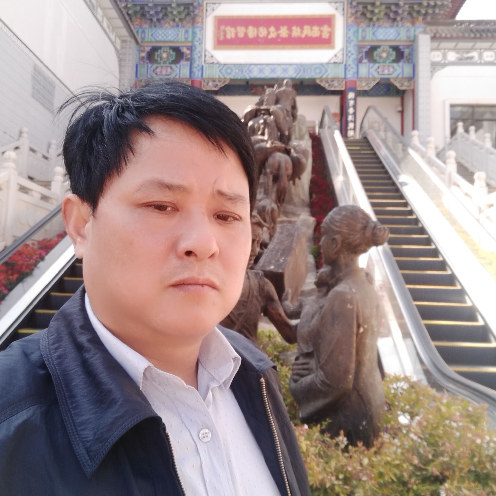 单纯回眸回忆的照片