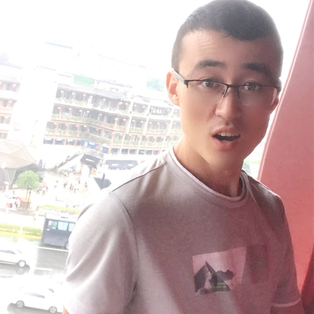 书本請风中的照片