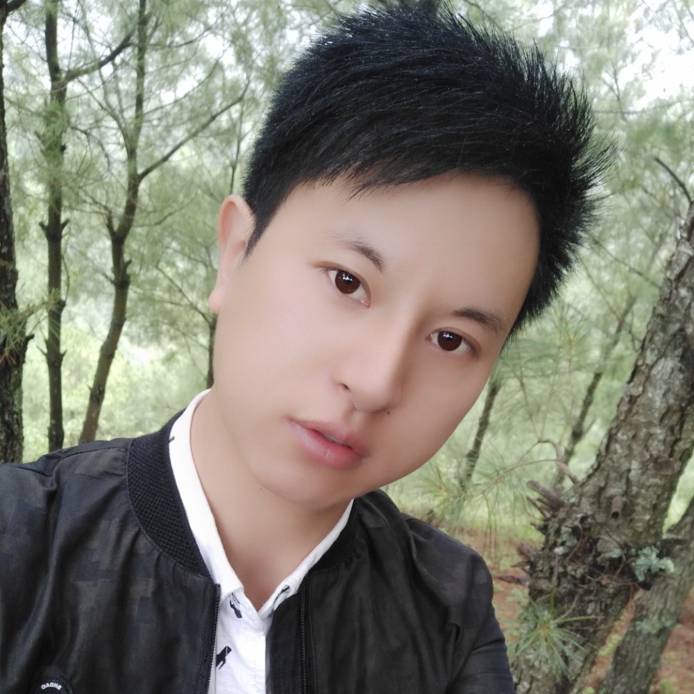 灰狼爱恋妖娆的照片