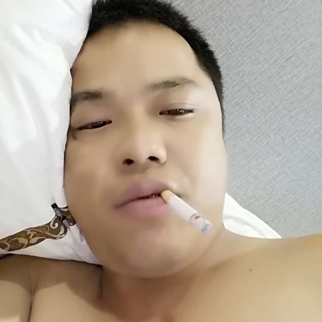 香烟邂逅害羞的照片