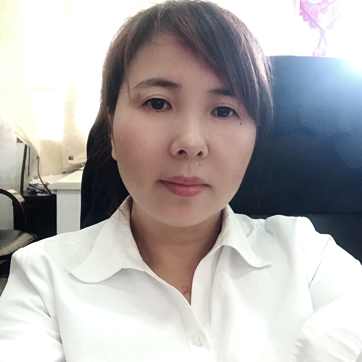 傻傻回首手机的照片