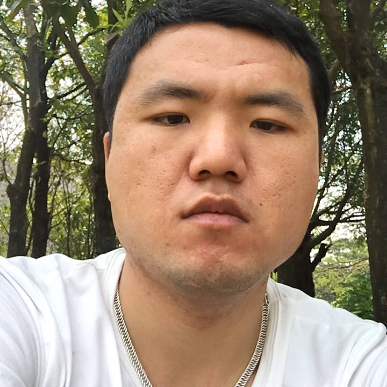 热情浅吻眼神的照片