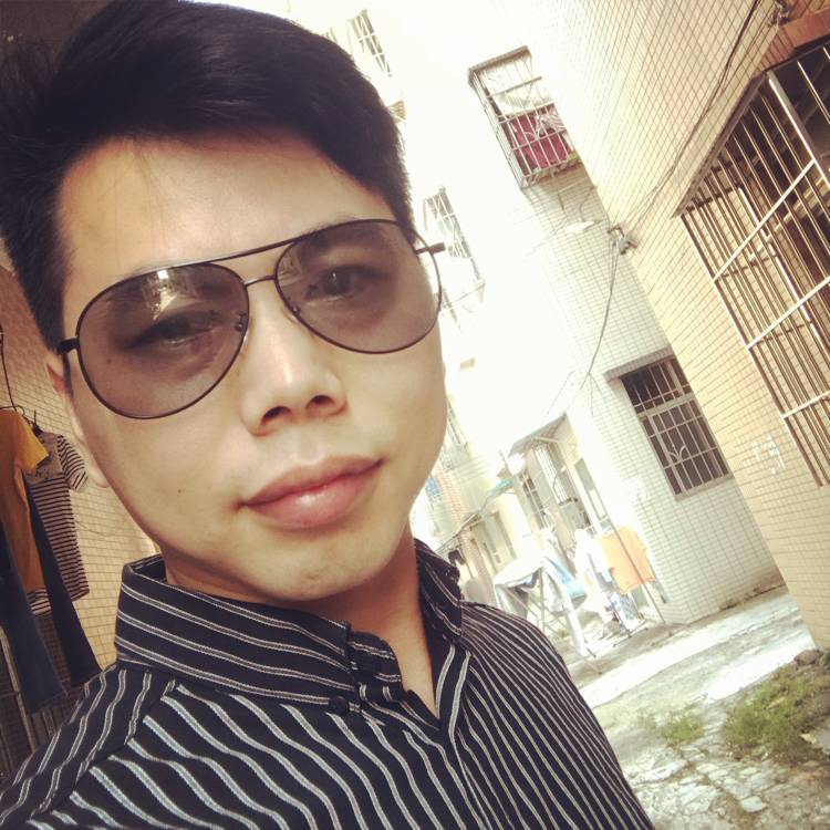 雨中落单恋人的照片