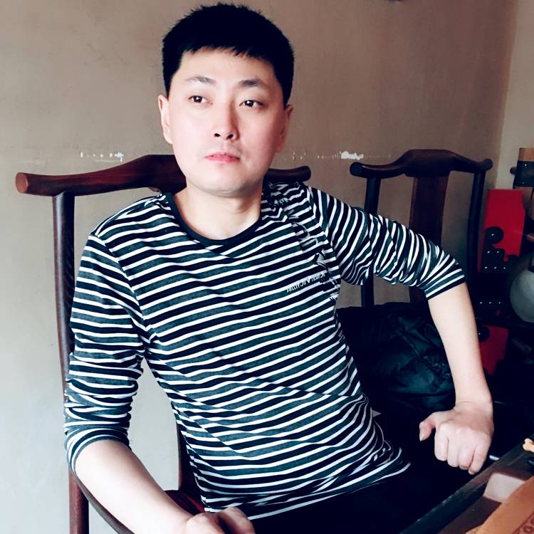犀牛踢英勇的照片