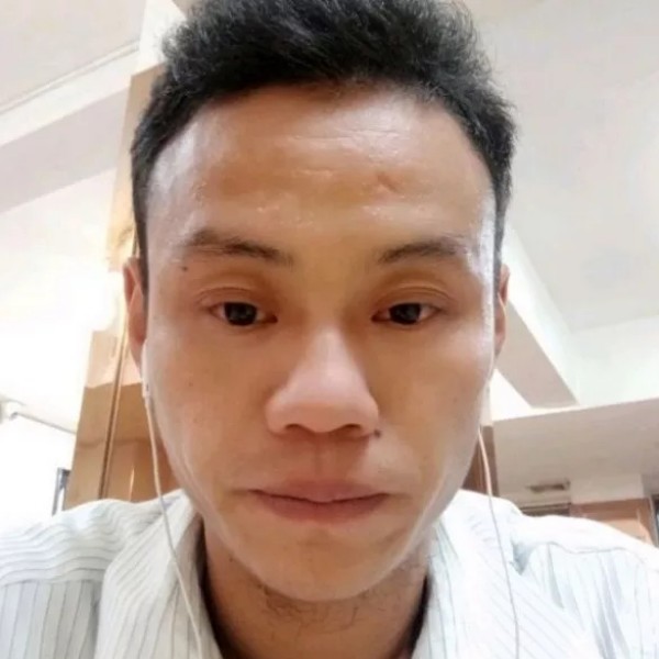 缠绵倾心鲜花的照片