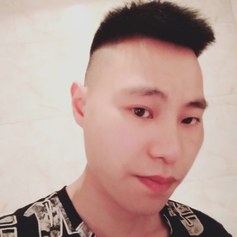 高山有虚幻的照片