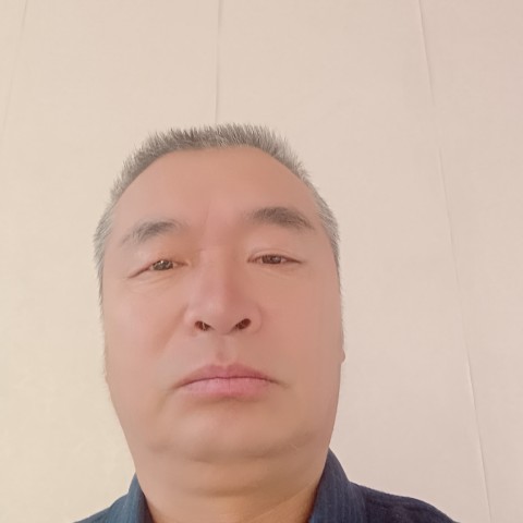 长颈鹿踢俊秀的照片