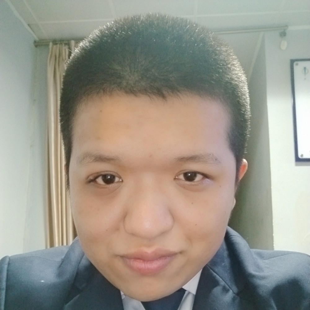 内向挽手红玫瑰的照片