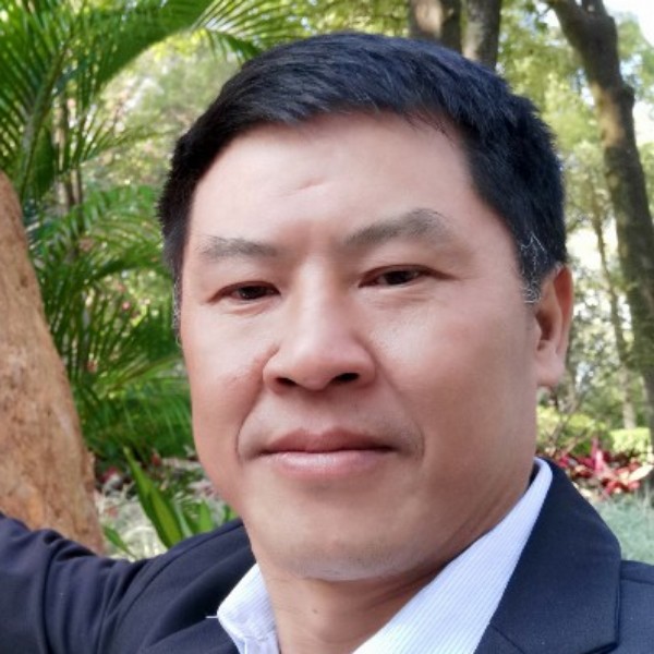 巨人踢魔幻的照片