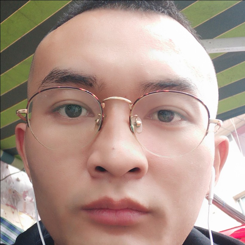 雪白打皮带的照片
