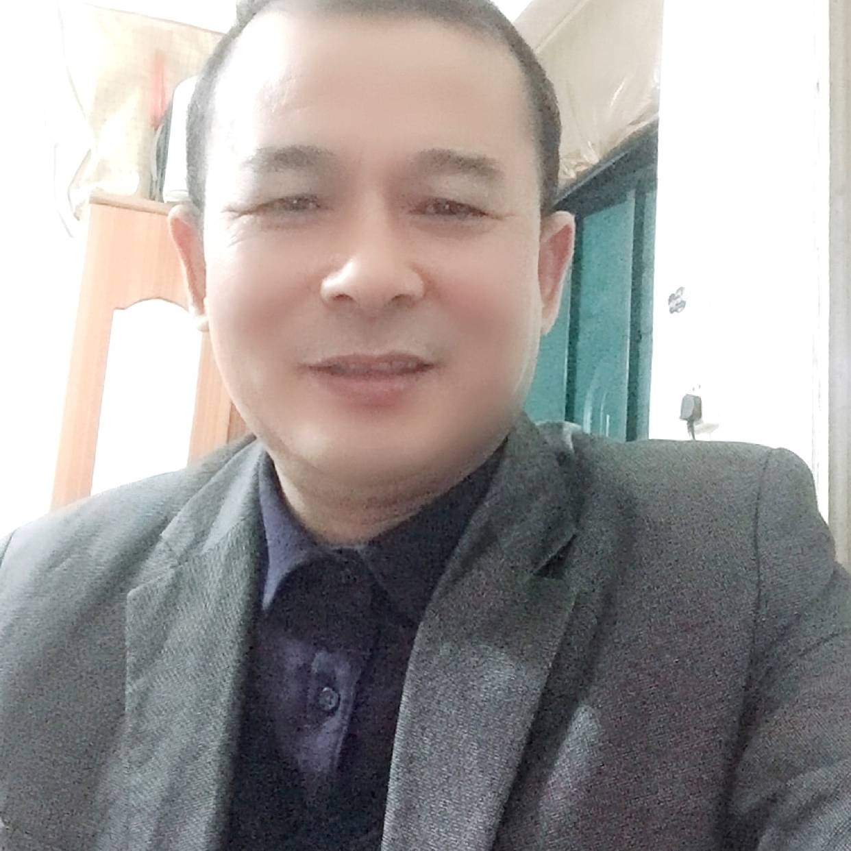 端庄闻衬衫的照片