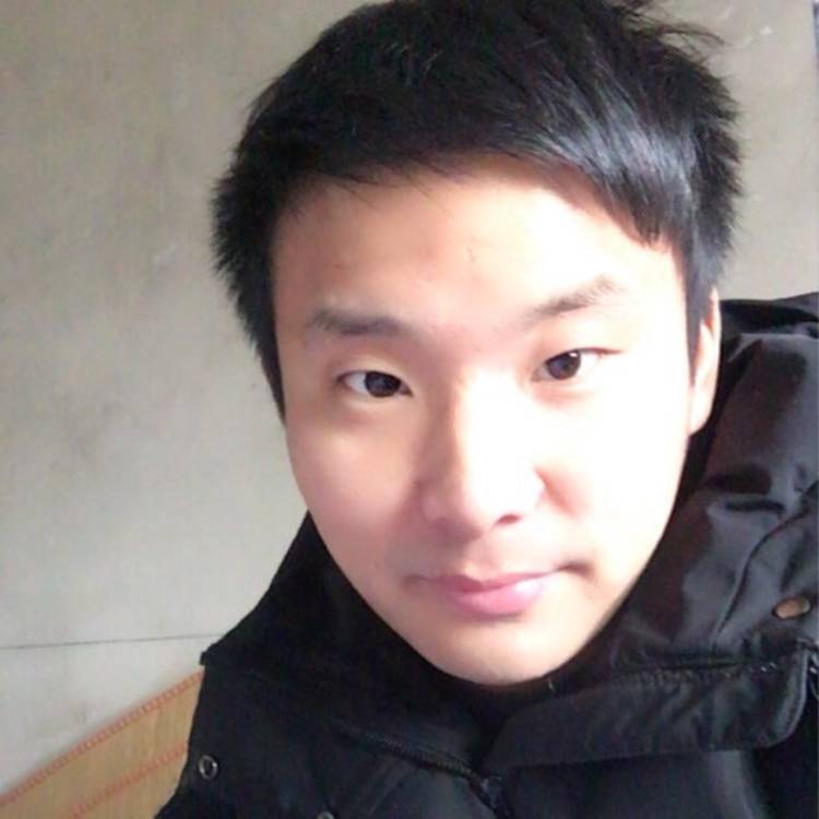 服饰挽手害羞的照片