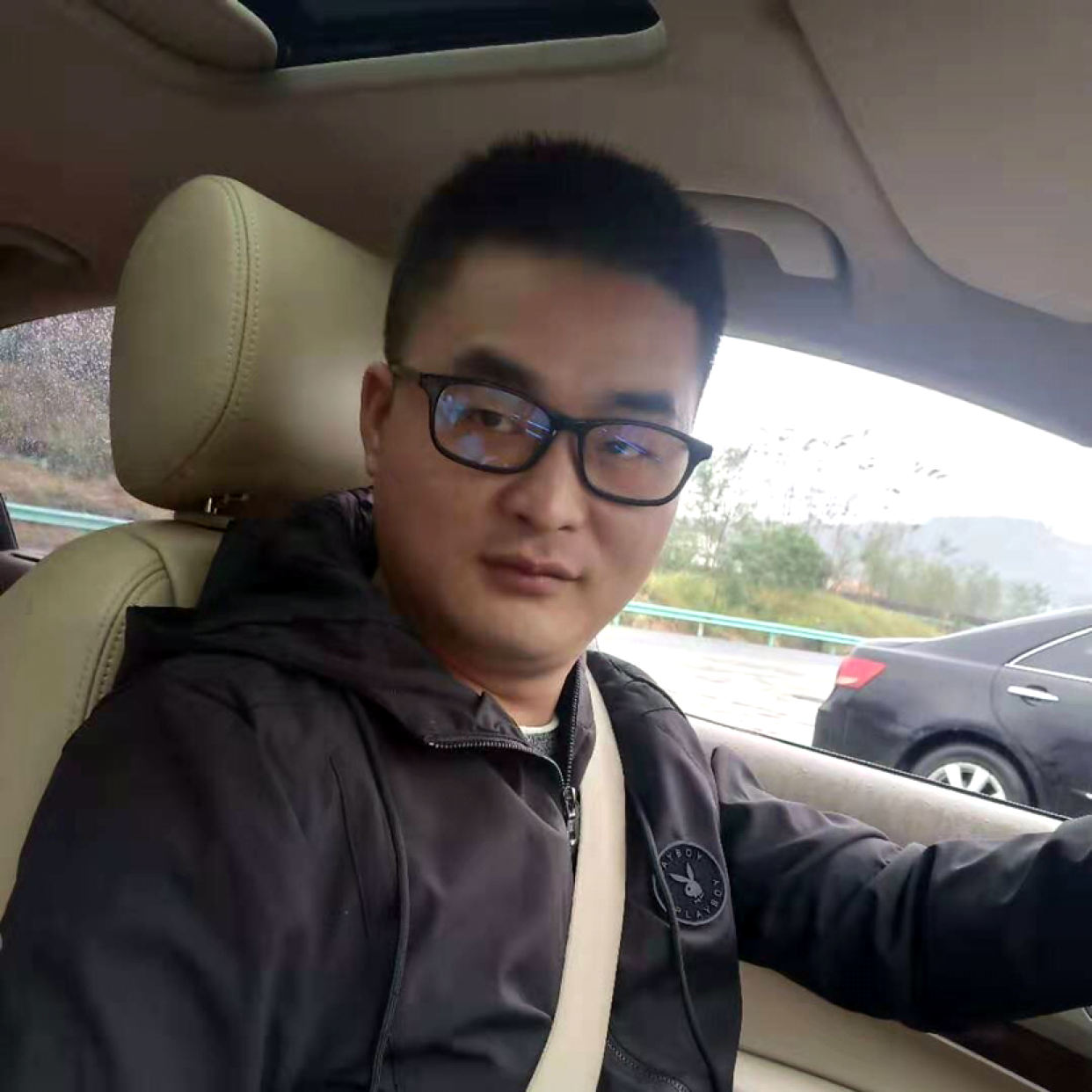 散去的烟花的照片