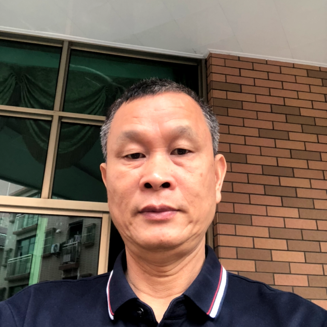 明媚迎镜子的照片