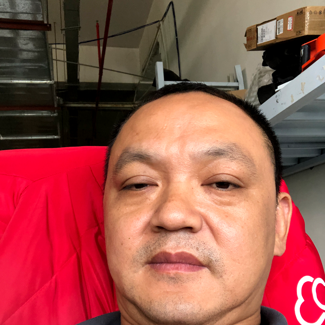 初夏扯墨镜的照片