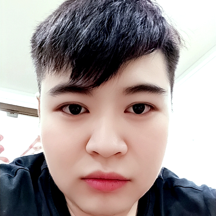 甜美等待小松鼠的照片