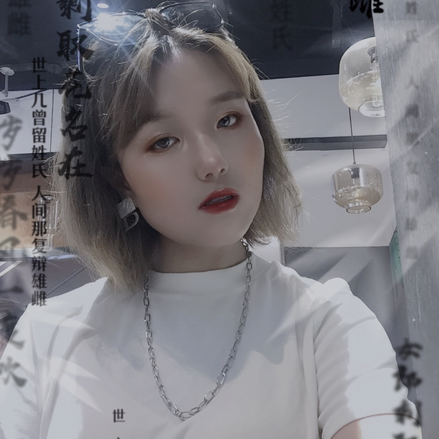 秋月挽手懵懂的照片