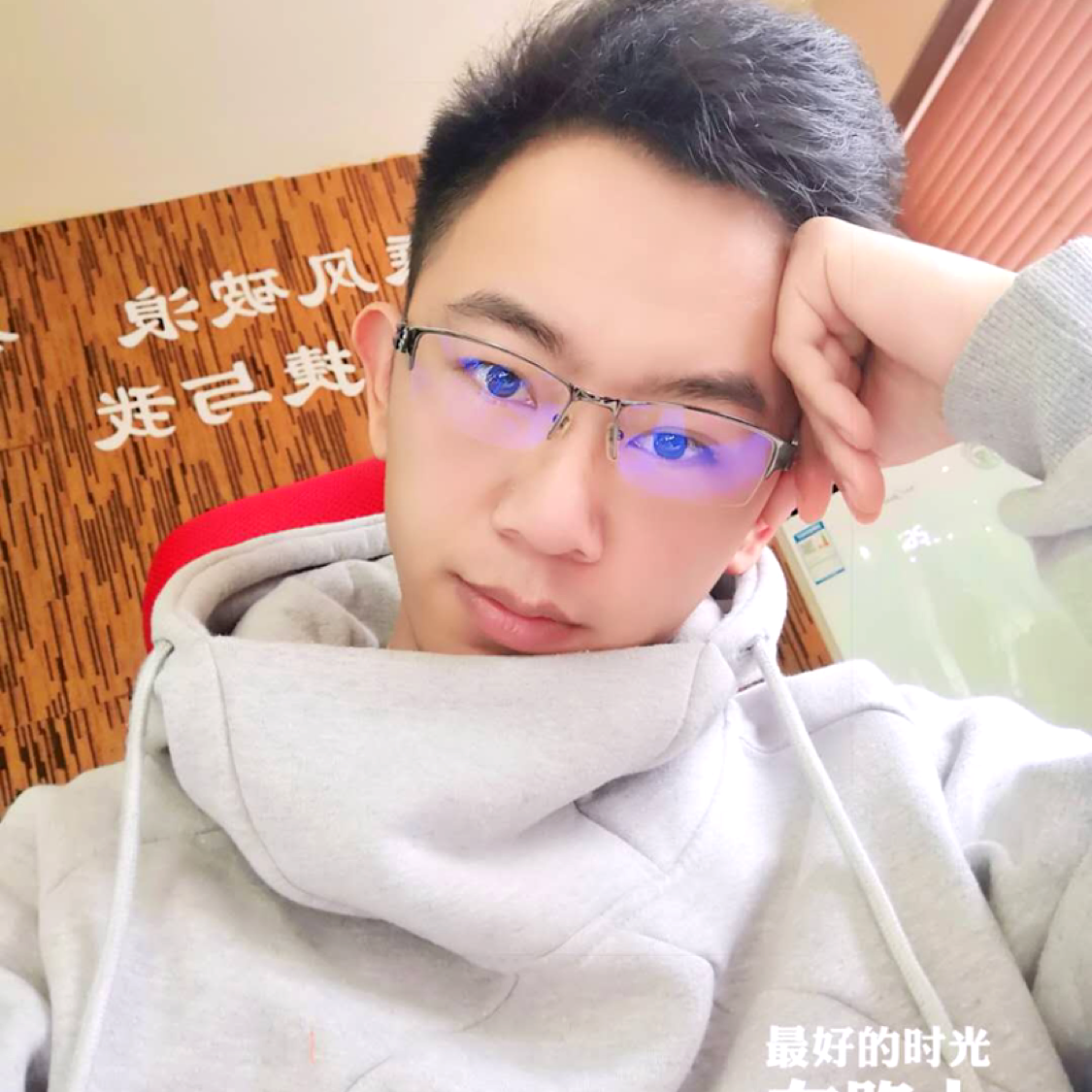 小松鼠吃醋霸气的照片