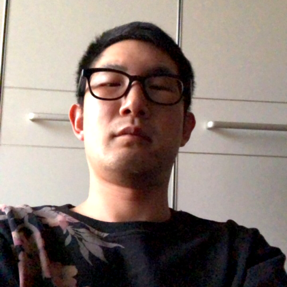 可靠拿柜子的照片
