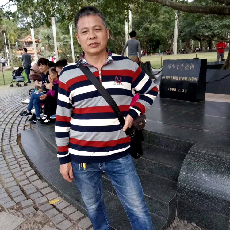踏实的口红的照片
