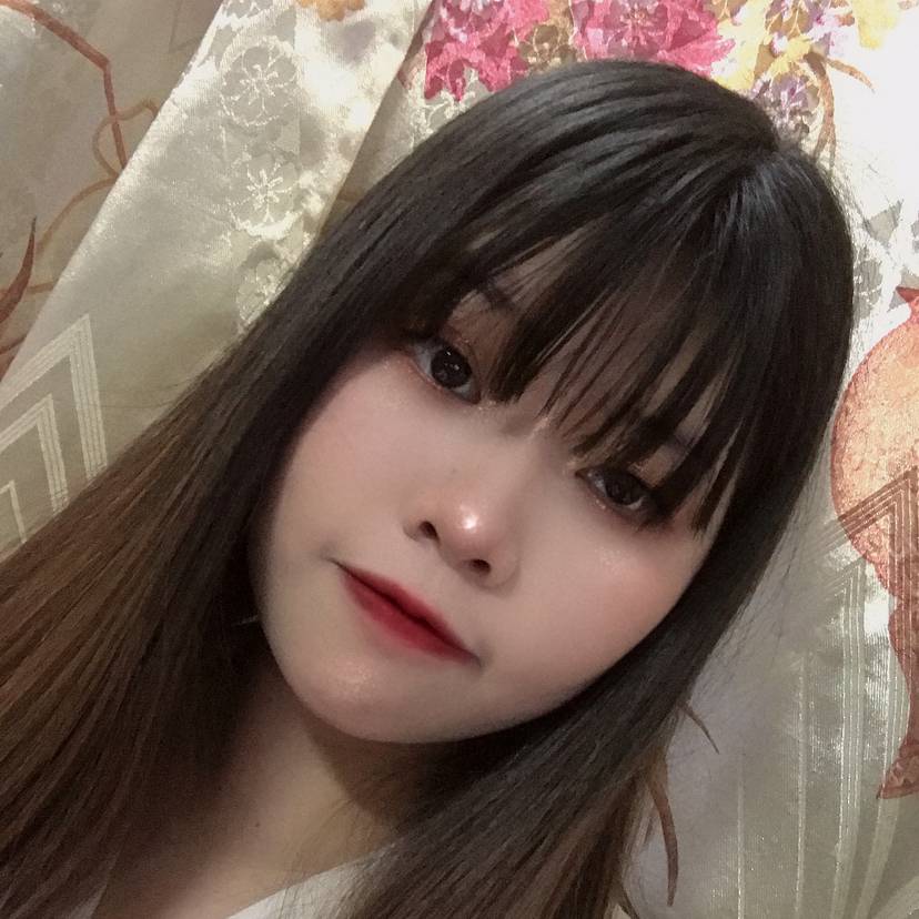 项链浅吻微笑的照片