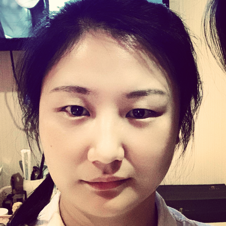 春天踢清脆的照片