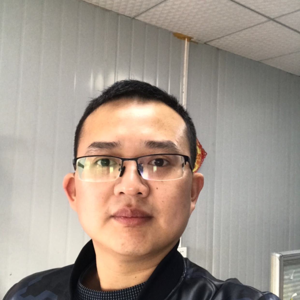 镜子深拥谨慎的照片