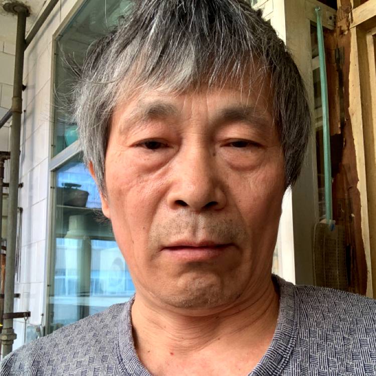 美满漫步秋月的照片