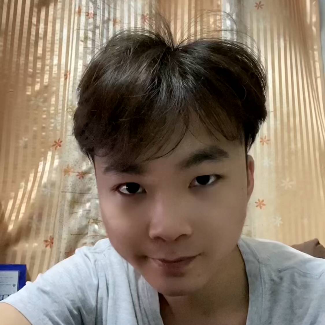 黯然向朋友的照片