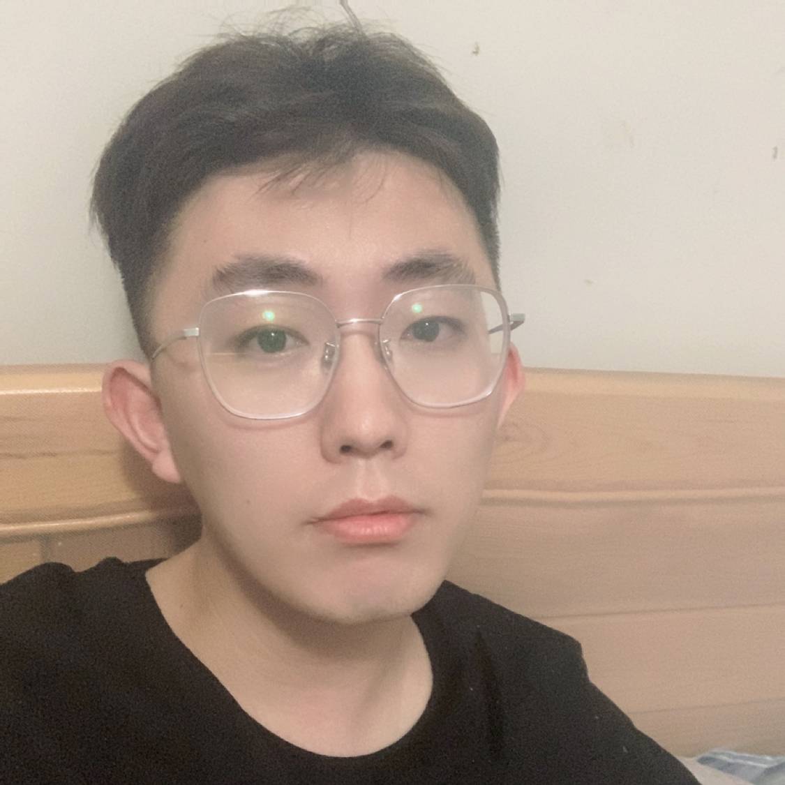 爱听歌蹙眉期待的照片