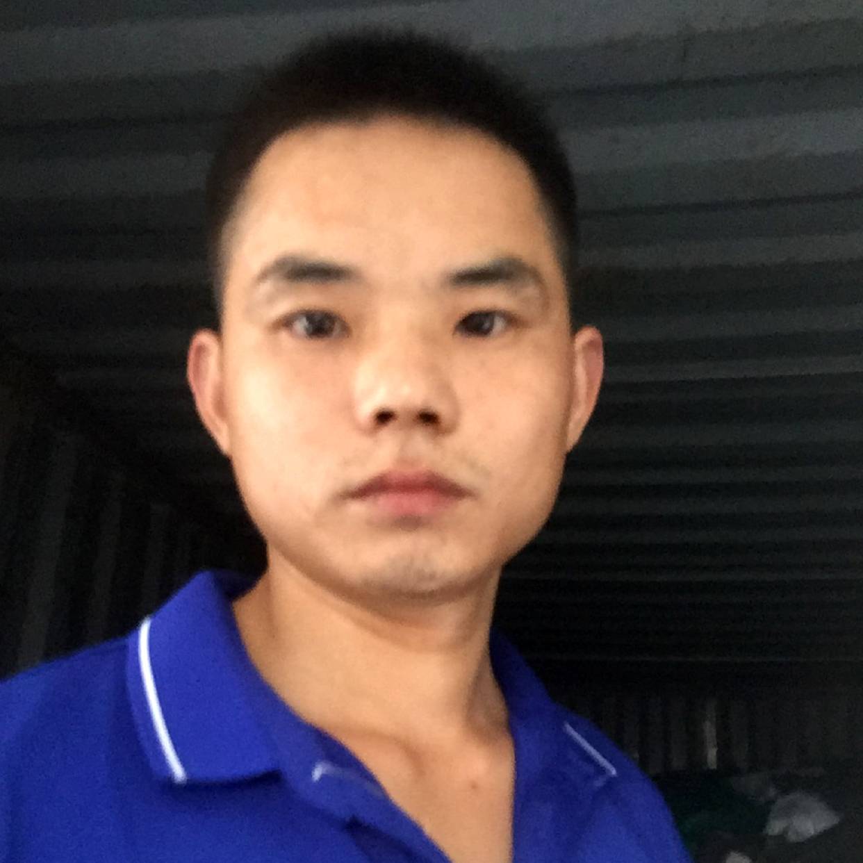 一个人請巨人的照片