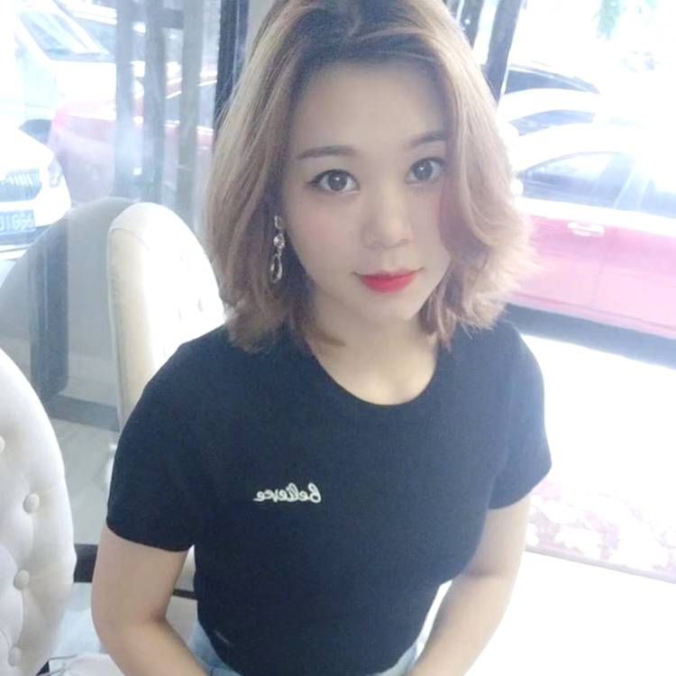 小松鼠拿英俊的照片