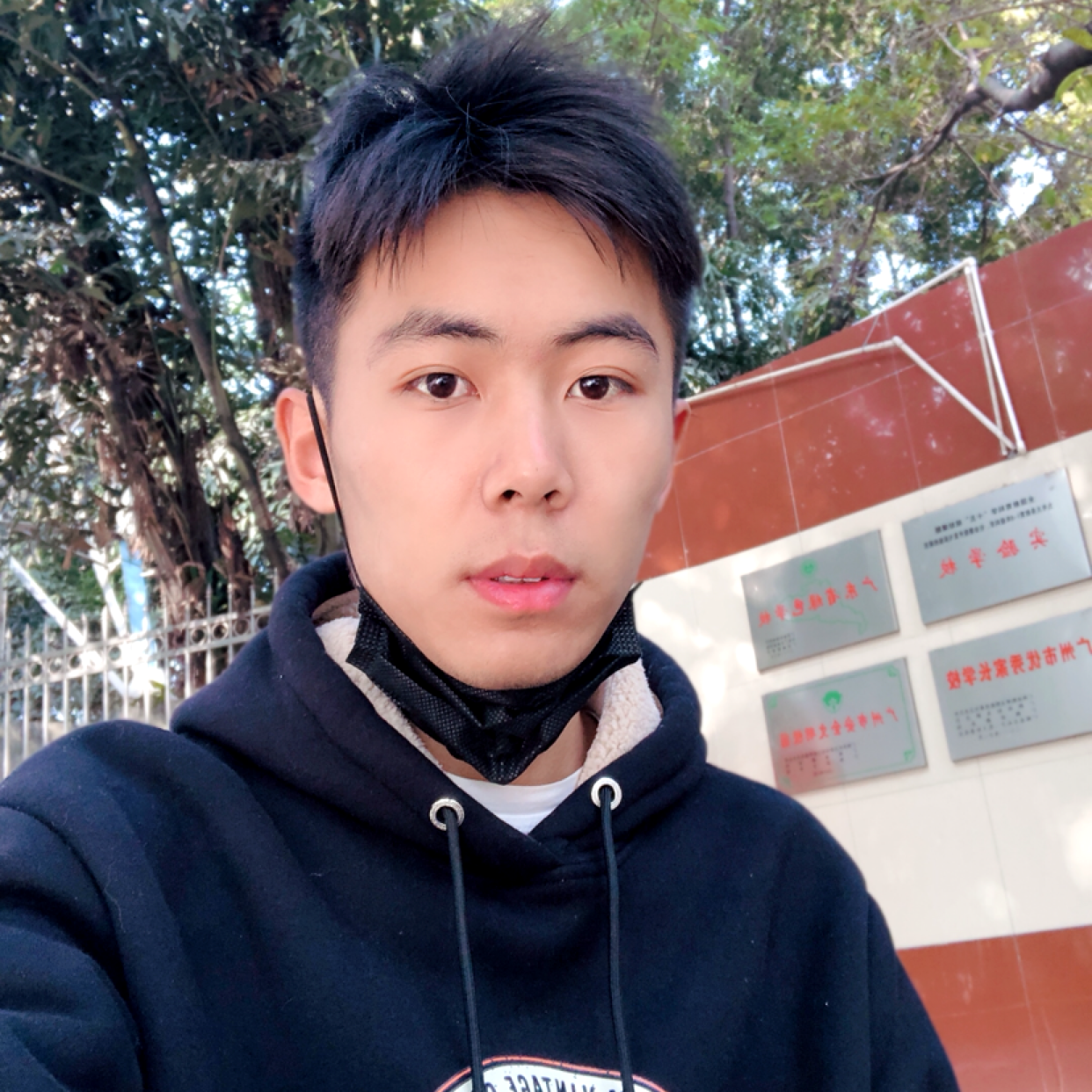 怡然回眸路人的照片