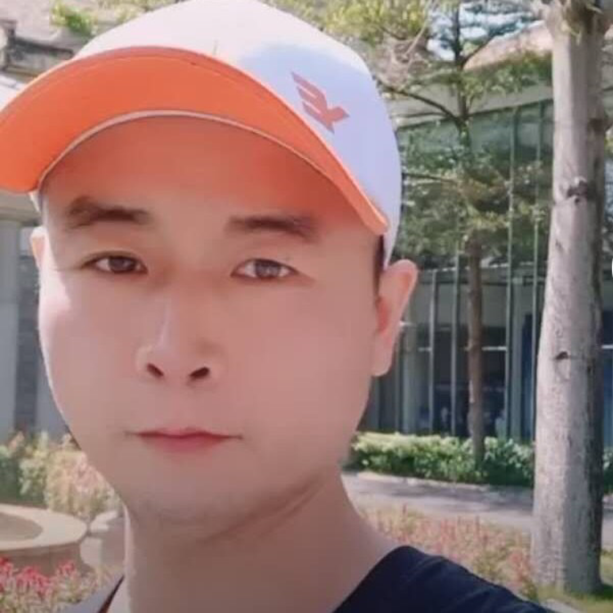 忧郁打凉面的照片